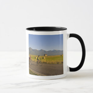 Tasse Cyclistes sur route descendent une route rurale