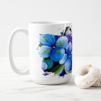 Tasse d'amour de fleur bleue L'amour est la répons