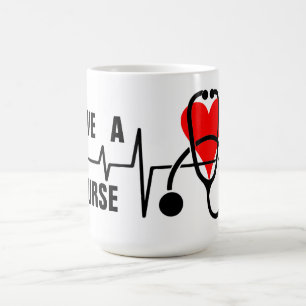 Tasse de café avec design de stéthoscope et cœur p
