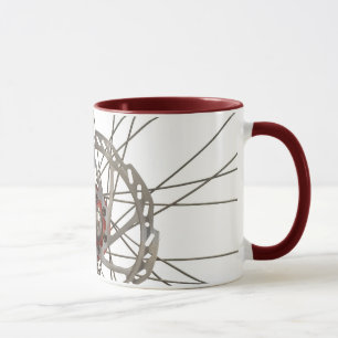 Tasse de café avec la roue de dos de bicyclette
