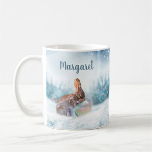Tasse de café avec lapin religieux priant dans la