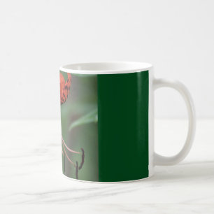tasse de café avec le lis repéré par orange