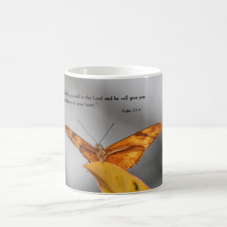 tasse de café avec le papillon