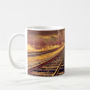 Tasse de café avec photo de voies ferrées sereines