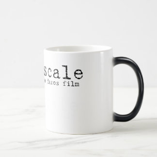 Tasse de café changeante de couleur à fond gris