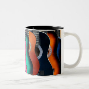 Tasse de café colorée de guitares acoustiques