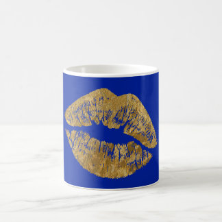 Tasse de café de baiser d'effet de feuille d'or