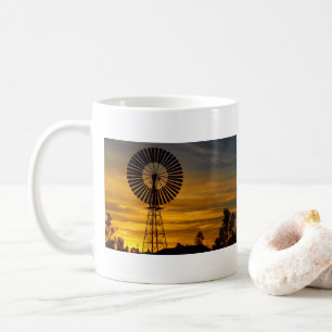Tasse de café de coucher du soleil de moulin à