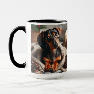 Tasse de café de Noël avec dachshund dans une couv