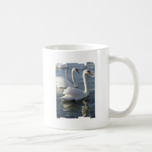 Tasse de café de réflexions de cygne