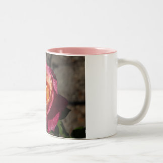 Tasse de café de rose pourpre et jaune