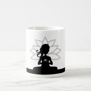 Tasse de café de silhouette de yoga