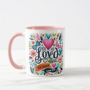 Tasse de café de typographie d'amour colorée charm