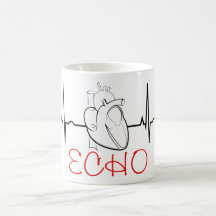 Tasse de café d'écho avec l'ECG et le coeur