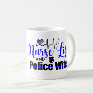 Tasse de café d'épouse de la vie et de police