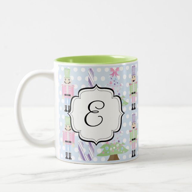 Tasse de café en pastel décorée d'un monogramme de (Gauche)