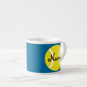 Tasse de café express avec de la balle de tennis