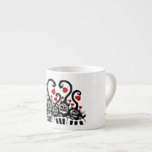 Tasse de café express avec de petits chats jouant
