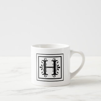 Tasse de café express de monogramme de la lettre H