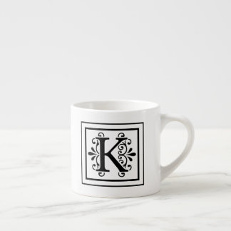 Tasse de café express de monogramme de la lettre K