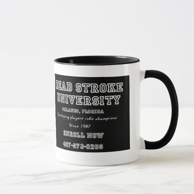 Tasse de café focalisée et courageuse (Droite)