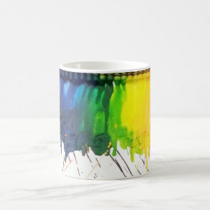 Tasse de café fondue par arc-en-ciel d'artiste