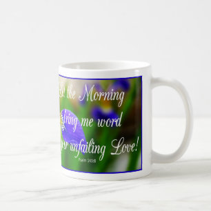 Tasse de café inspirée de matin de vers florale