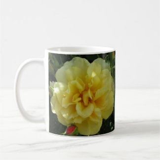 Tasse de café jaune de fleur