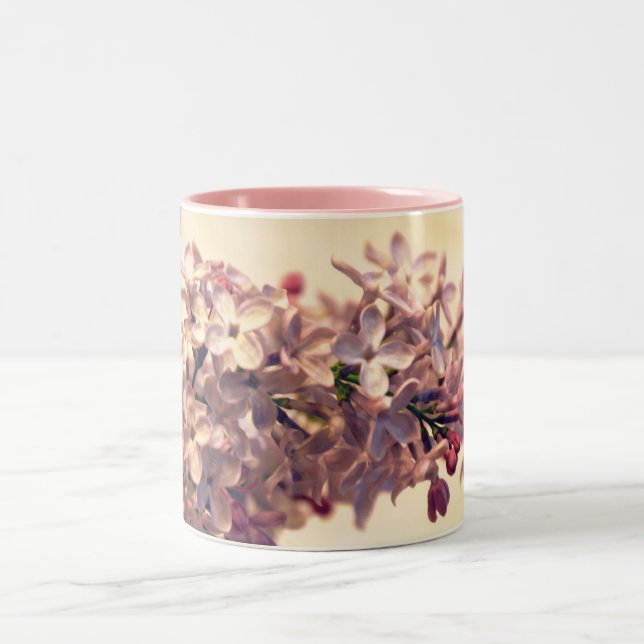 Tasse de café lilas de photo (Centre)