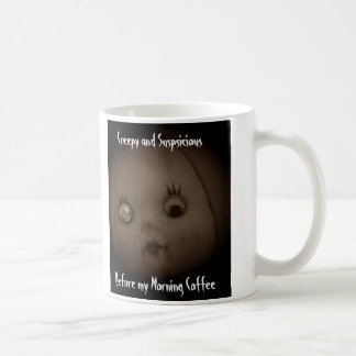 Tasse de café méfiante de Susy