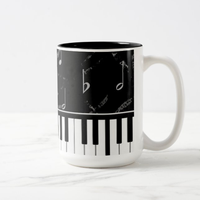Tasse de café noire et blanche de musique de piano (Droit)