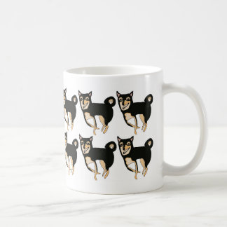Tasse de café noire et bronzage mignonne de motif