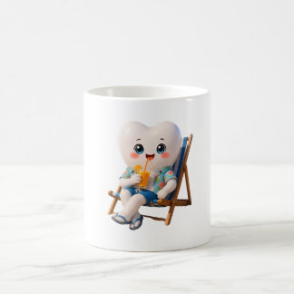 Tasse de café relaxante avec une dent mignonne sur