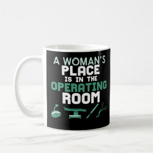 Tasse de café résidente de chirurgie de femmes de
