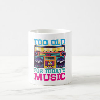 Tasse de café rétro trop vieux pour la musique d'a