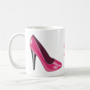 Tasse de café rose de chaussure de talon haut