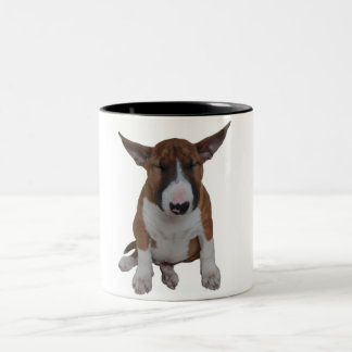 Tasse de café somnolente de chiot de bull-terrier