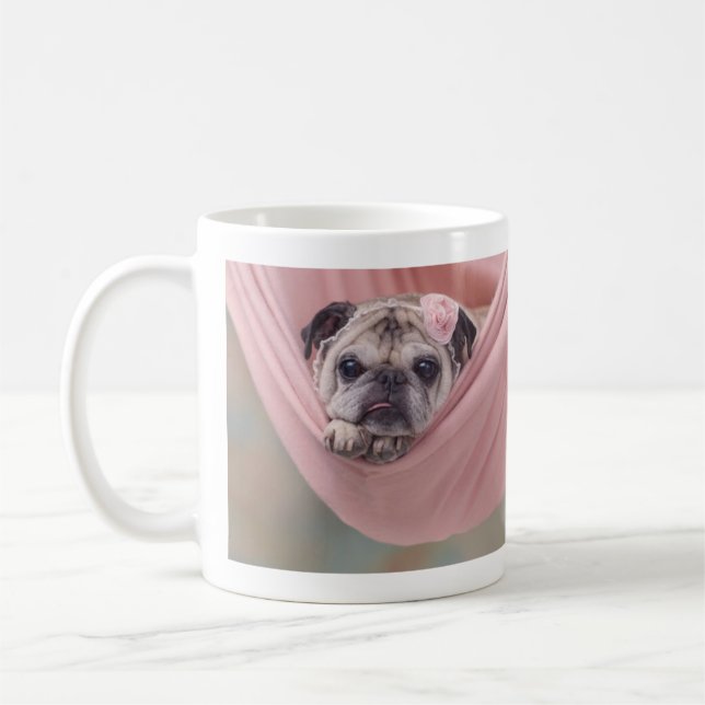 Tasse de carlin de câlin par des carlins et des (Gauche)