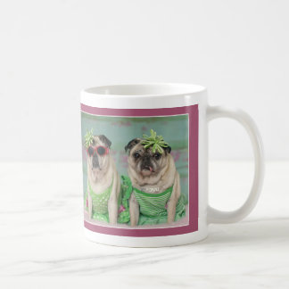 Tasse de carlin de soeurs par des carlins et des
