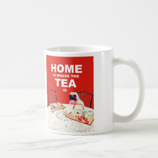Tasse de chien de carlin - à la maison est où le
