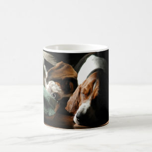 tasse de chiens de basset de sommeil