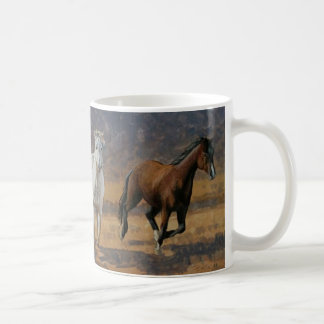 Tasse de course de chevaux sauvages