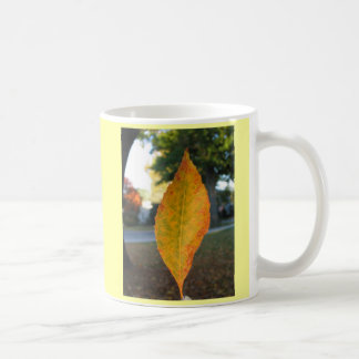 Tasse de feuille d'automne