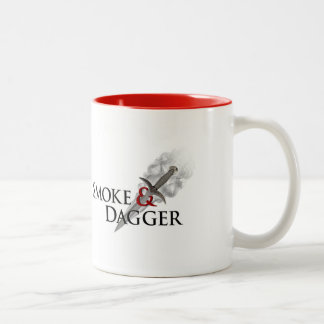 Tasse de fumée et de poignard, blanche avec le