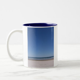 Tasse de gauchiste de plage et de ciel