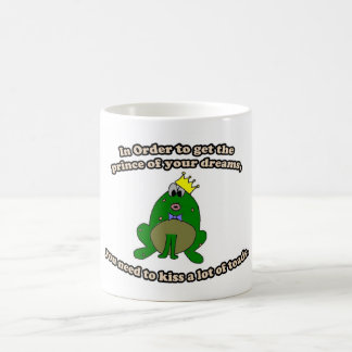 Tasse de grenouilles de baiser