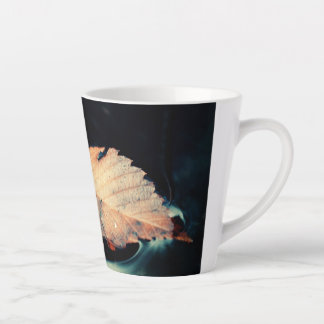 Tasse de latte d'art d'automne