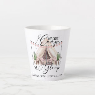 Tasse de latte pour invitée de fête de fiançailles