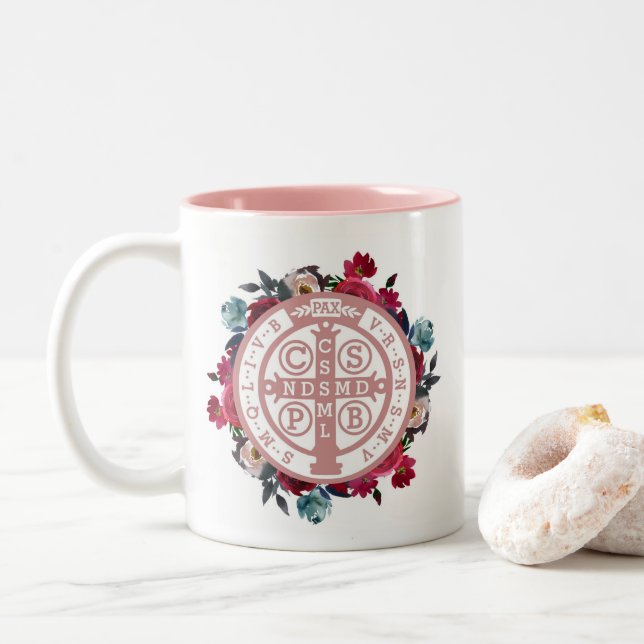 Tasse de médaille de St.Benedict (Avec donut)