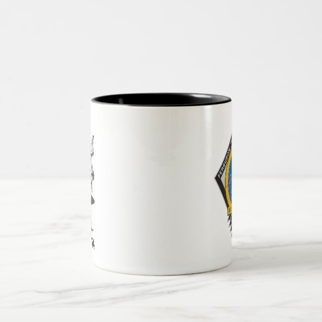 Tasse "de mission finale" de l'Atlantide STS-135 (Centre)